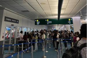 500人航班爆满！入境温哥华硬等6小时、北京至多伦多机票飙升至5万多