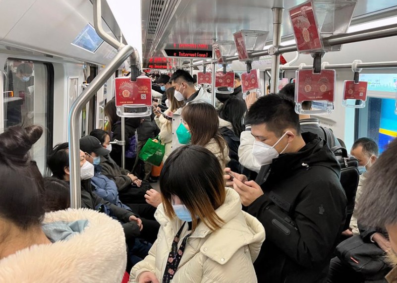 北京、上海先行与“新冠”共存 地铁挤满了开始恢复通勤的“上班族”
