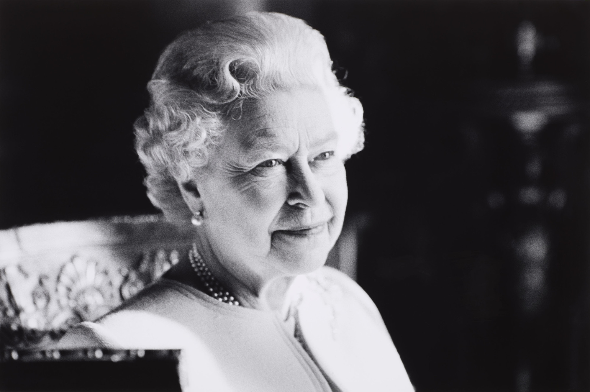 突发重磅！英国女王伊丽莎白二世逝世、96岁传奇人生落幕 查尔斯成为英国国王