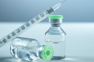 新一轮感染激增的警报已拉响！最新研究：奥密克戎大幅降低辉瑞疫苗的保护力