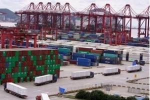 太拥堵！全球20%货船被困港口、上海港344艘船只等待泊位 燃料价格和保险费大涨