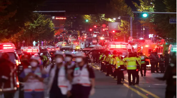 突发重磅！韩国首尔踩踏事故已致超200人伤亡 疑似起因画面曝光、堆叠人群将近2层楼高