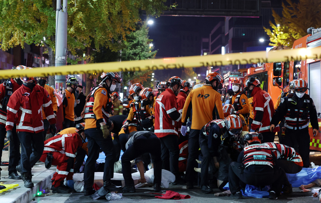 万圣节惨剧！韩国梨泰院踩踏事故已致146死150伤 目击者透露灾难起因