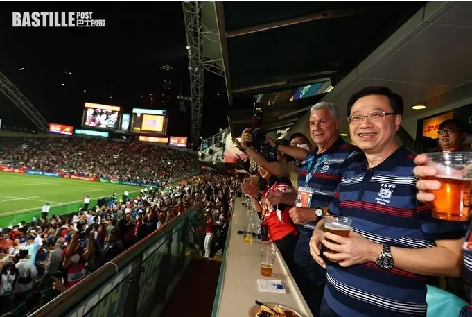 逾6.5万人摘口罩狂欢！香港特首率高层喝酒看球 月内放宽入境旅行团防疫限制
