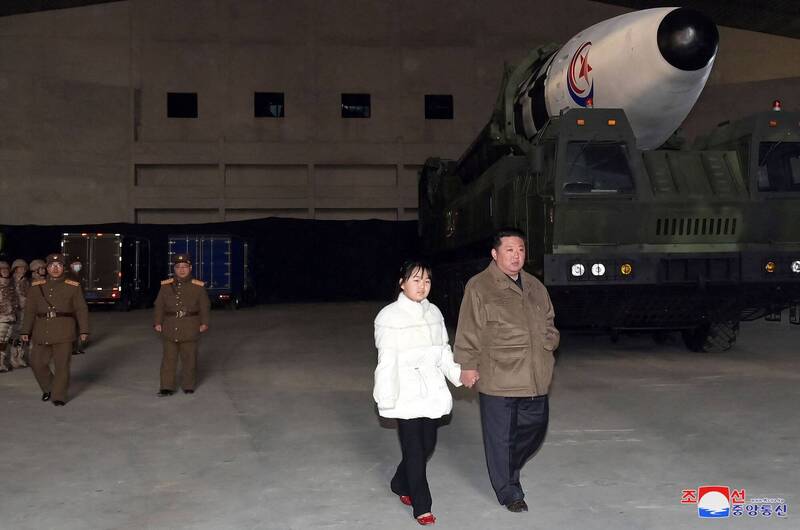 前所未见！金正恩女儿首次露面、父女手牵手观看弹道导弹发射 六国紧急开会向朝鲜施压