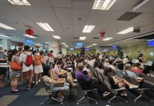 网友实拍！中国签证中心爆满，预约了都不让进