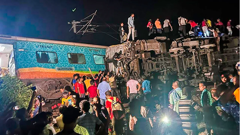 突发惨剧！印度两列客运列车相撞 已致至少120人死亡，850人受伤