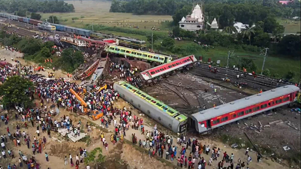 现场一片混乱！印度列车相撞事故已致死伤超千人，政府宣布全国哀悼