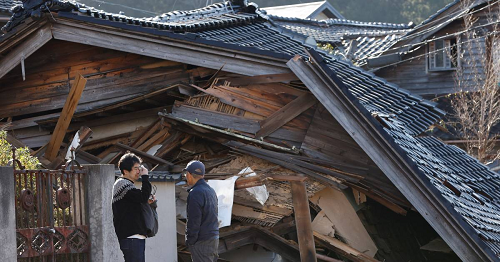 街道被撕裂、房屋倒塌、山体滑坡预警！日本强震增至62死 废墟下还有幸存者