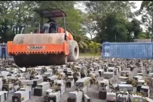 币圈大事件！这一视频遭疯传：马来西亚警方用压路机碾碎1069个比特币挖矿设备