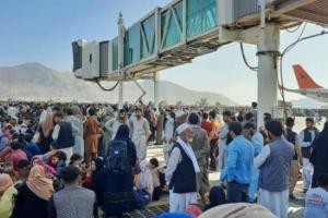 最新消息！美媒：阿富汗人和外国人逃离塔利班 喀布尔机场一片混乱