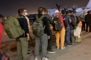 阿富汗局势最新消息！美媒：喀布尔机场恢复航班 人们争相离开阿富汗