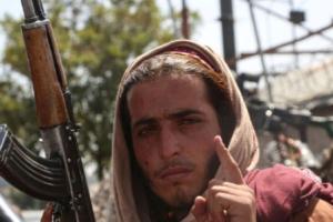 阿富汗局势最新消息！塔利班持枪采访 民众笑答一切都好 美方人员提行李撤离驻喀布尔大使馆