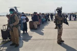 阿富汗局势最新消息！“一片混乱中爆发枪战”：喀布尔机场发生了致命的交火