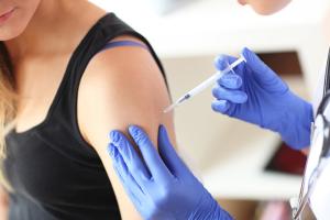 台湾推出“国产”疫苗 蔡英文率先接种 临床测试不足 未受国际认可 Medigen疫苗接种率低