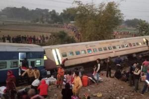 印度突发！印度列车脱轨事故已致9死36伤 多节车厢翻覆、遭挤压变形