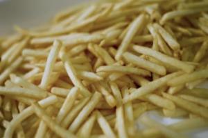 欧美食材告急致亚洲出现“薯条荒” 全球供应链危机恐将持续到2024年