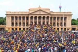 抗议者冲进总统府后 斯里兰卡总统和总理双双表态愿意辞职