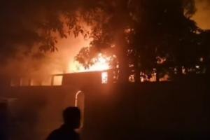 这个国家彻底乱了！斯里兰卡总统、总理均宣布辞职！示威者纵火焚烧总理私宅