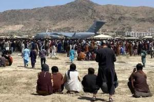 悲剧！喀布尔机场成“殊死搏斗场” 机场北门爆发枪战、美企翻译2岁女儿被踩身亡 美方称机场外人群或被恐怖组织盯上、美军将调整撤离方案