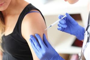 拜登推动加强针被批 CDC科学家指出评估普通人群注射加强针数据有限 推动全球疫苗注射均衡才是重中之重
