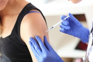美国FDA批准莫德纳、强生新冠疫苗加强针 辉瑞疫苗也有最新重磅消息