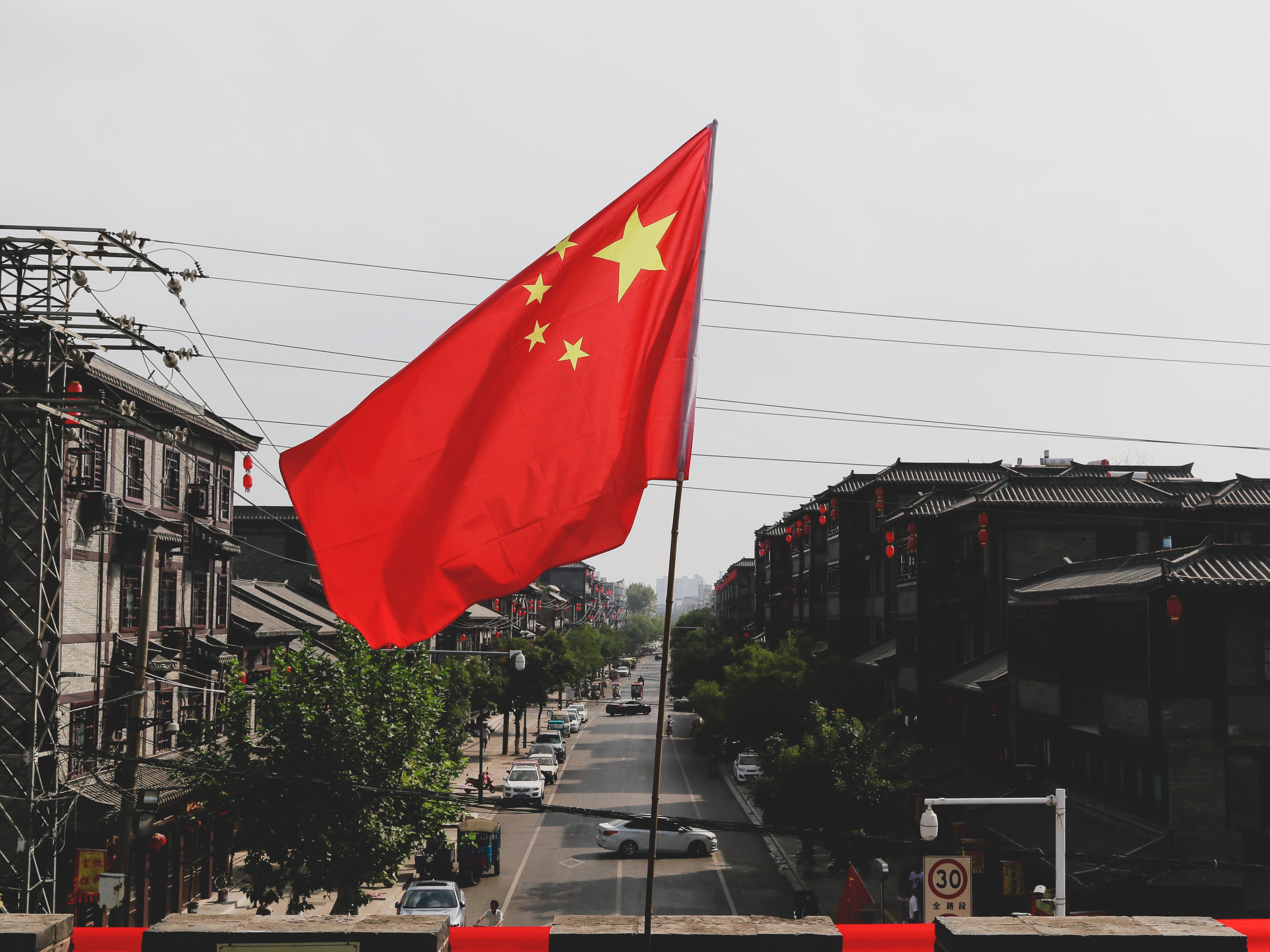 “1元退市”笼罩中国！上海、深圳22家公司面临退市危机 近20%房企崩跌触及“红线”