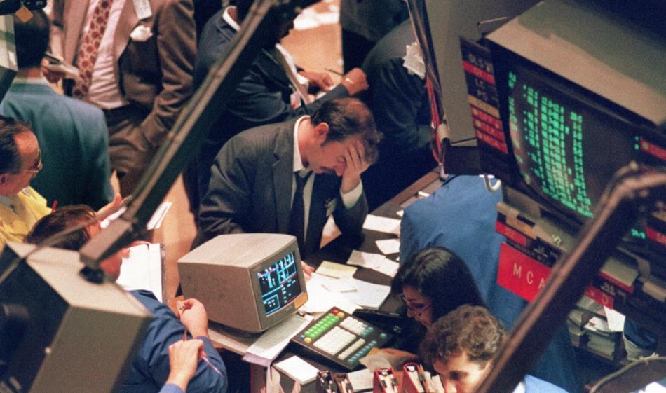 【美股收盘】美国股市周五暴跌 鲍威尔鹰派发言引爆市场 美国两年期国债收益率创新高