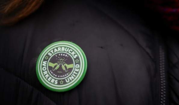 “没有合同，就没有咖啡”！星巴克员工在全美40城罢工，正值年度最旺“红杯日”销售季