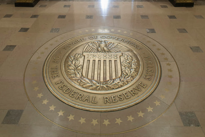 美联储官员坚信：强劲经济助降息计划，通货膨胀进展迅猛引发热议