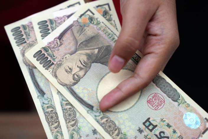 日元怎么了？汇率跌破158，日本央行为何“该出手时不出手”？