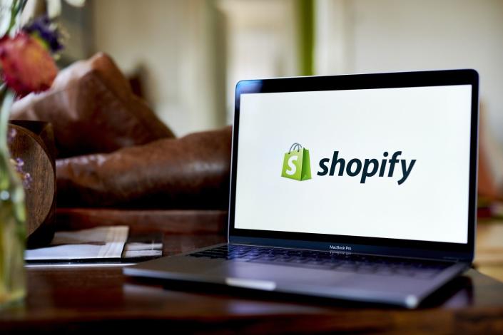 Shopify财报前暴跌出机会？大行纷纷上调其评级……