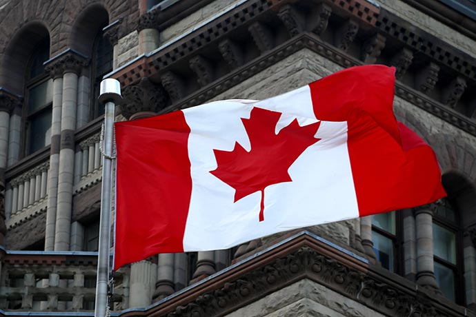 特鲁多警告加拿大将面临艰难时期，并誓言对美关税迅速反击