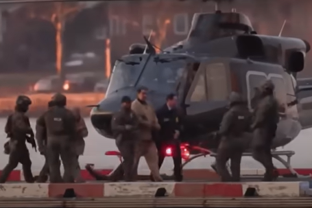 “我被绑架，我是战俘！”马杜罗纽约出庭强硬喊冤 与妻子双双否认贩毒指控